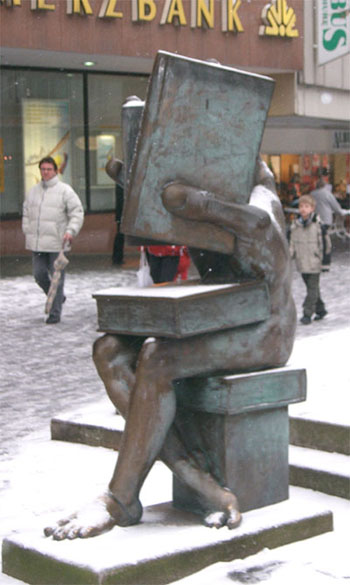 Skulptur: Der Bcherfreund vor der Commerzbank