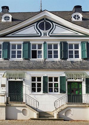 Doppelter Eingang mit Treppen zum Haus Heuser