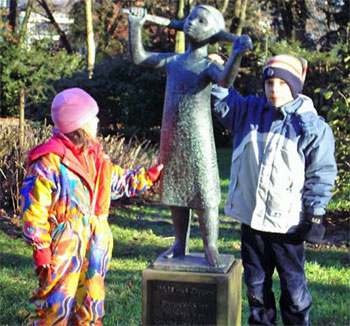 Skulptur: das Mädchen